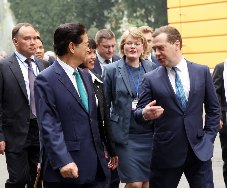 Thủ tướng Nguyễn Tấn Dũng và Thủ tướng Dmitry Medvedev tại Lễ đón. (Ảnh: Đức Tám/TTXVN)