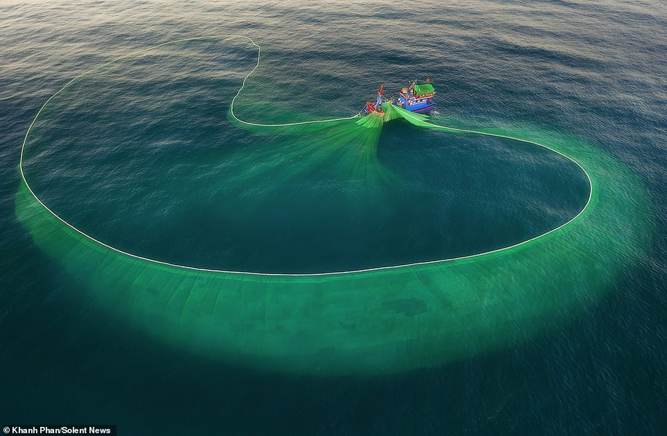 Theo nhiếp ảnh gia Khanh Phan, mỗi buổi sáng ngư dân sẽ xác định ví trí của lưới ở những địa điểm khác nhau. (Nguồn: DailyMail)