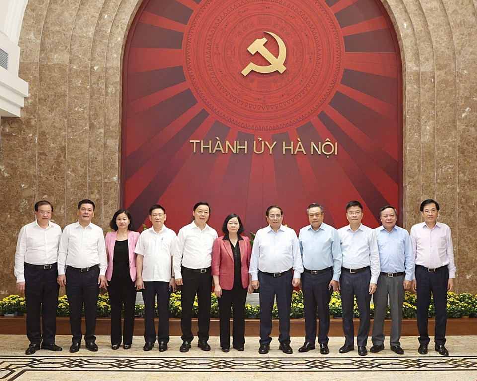 Thủ tướng Phạm Minh Chính với Ban Thường vụ Thành ủy Hà Nội. (Ảnh: Dương Giang/TTXVN)