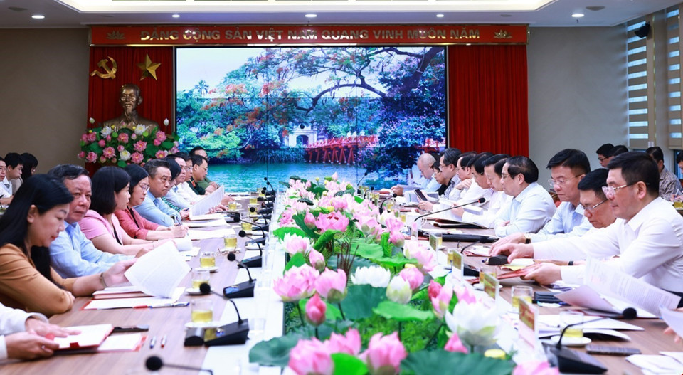 Thủ tướng Phạm Minh Chính chủ trì buổi làm việc với Ban Thường vụ Thành ủy Hà Nội. (Ảnh: Dương Giang/TTXVN)