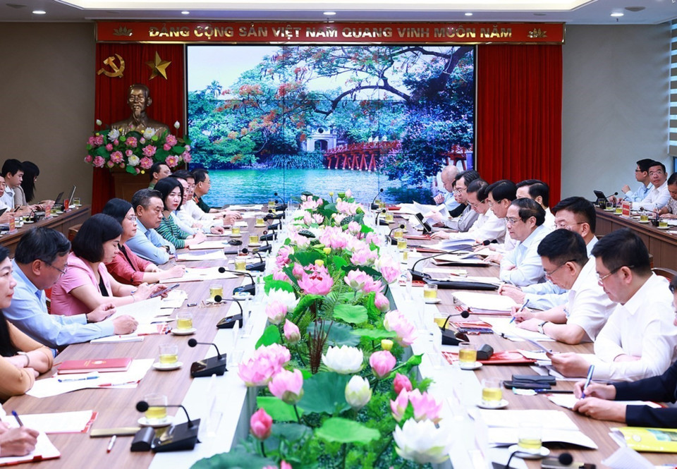 Thủ tướng Phạm Minh Chính chủ trì buổi làm việc với Ban Thường vụ Thành ủy Hà Nội. (Ảnh: Dương Giang/TTXVN)