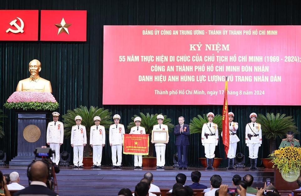 Tổng Bí thư, Chủ tịch nước Tô Lâm trao tặng Danh hiệu Anh hùng lực lượng vũ trang nhân dân cho Công an Thành phố Hồ Chí Minh. (Ảnh: Lâm Khánh/TTXVN)