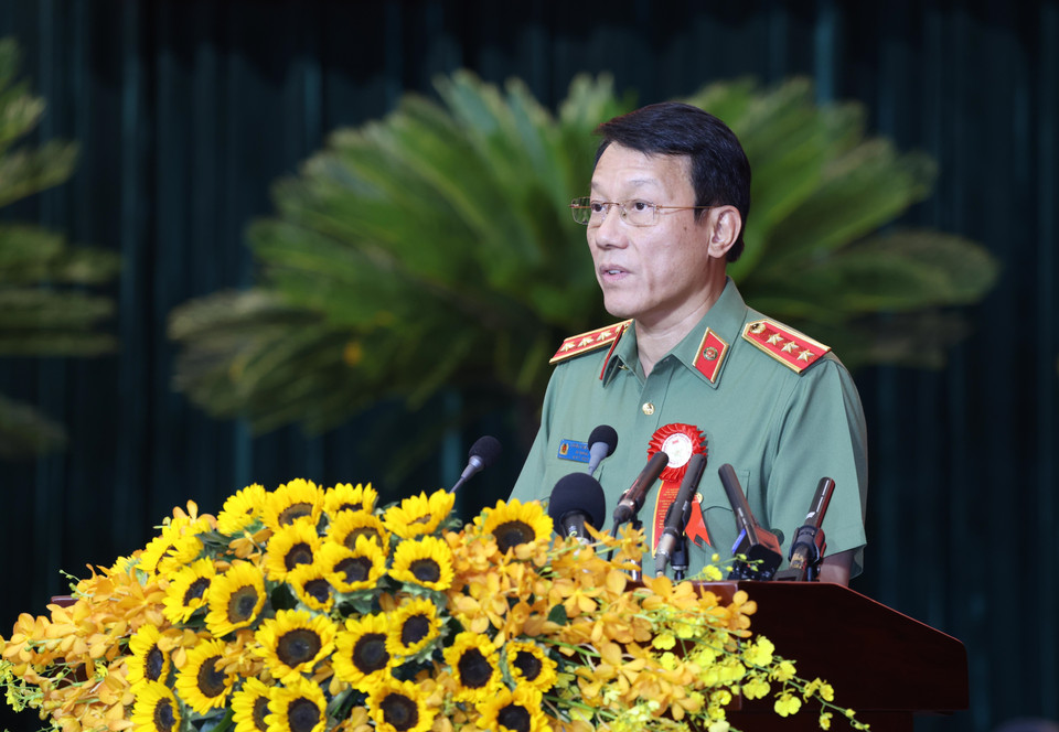 Thượng tướng Lương Tam Quang, Ủy viên Bộ Chính trị, Bí thư Đảng ủy Công an Trung ương, Bộ trưởng Bộ Công an phát biểu tiếp thu ý kiến chỉ đạo và phát động phong trào “Toàn dân bảo vệ an ninh Tổ quốc” tại Thành phố Hồ Chí Minh. (Ảnh: Lâm Khánh/TTXVN)