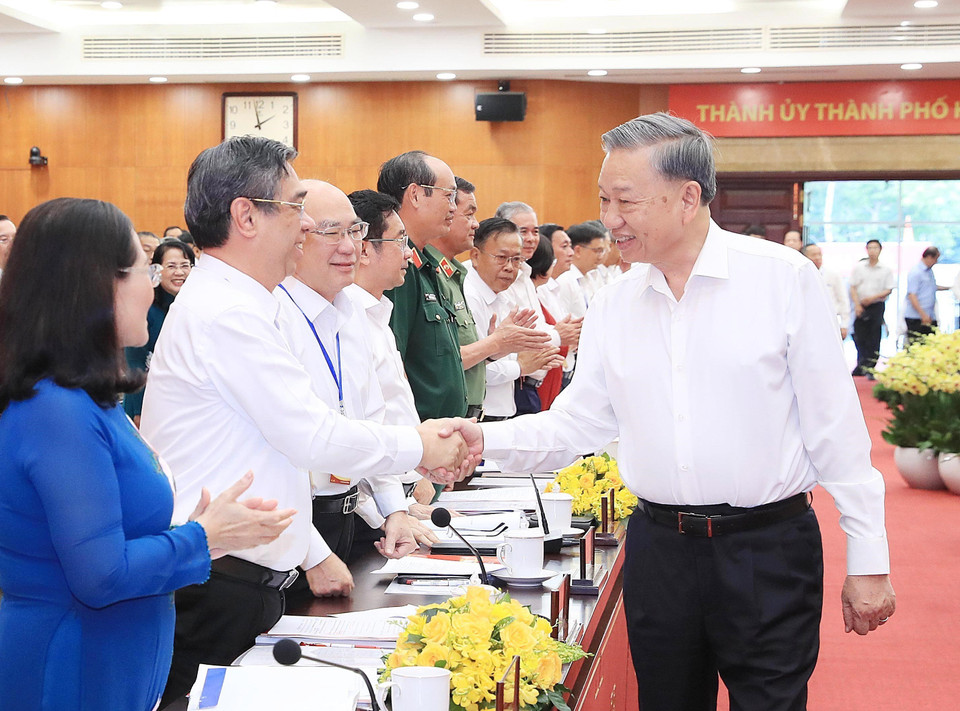 Tổng Bí thư, Chủ tịch nước Tô Lâm với các đồng chí Thành ủy Thành phố Hồ Chí Minh. (Ảnh: Lâm Khánh/TTXVN)