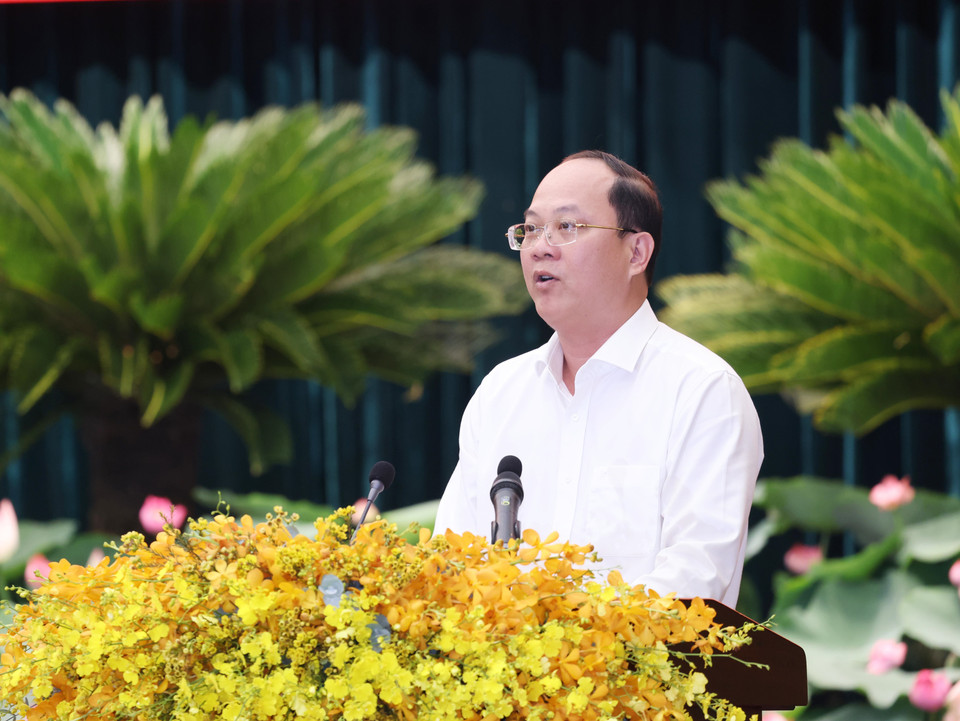 Đồng chí Nguyễn Hồ Hải, Phó Bí thư Thường trực Thành ủy Thành phố Hồ Chí Minh báo cáo kết quả thực hiện Nghị quyết Đại hội Đảng XIII và Đại hội đại biểu Đảng bộ Thành phố lần thứ XI. (Ảnh: Lâm Khánh/TTXVN)
