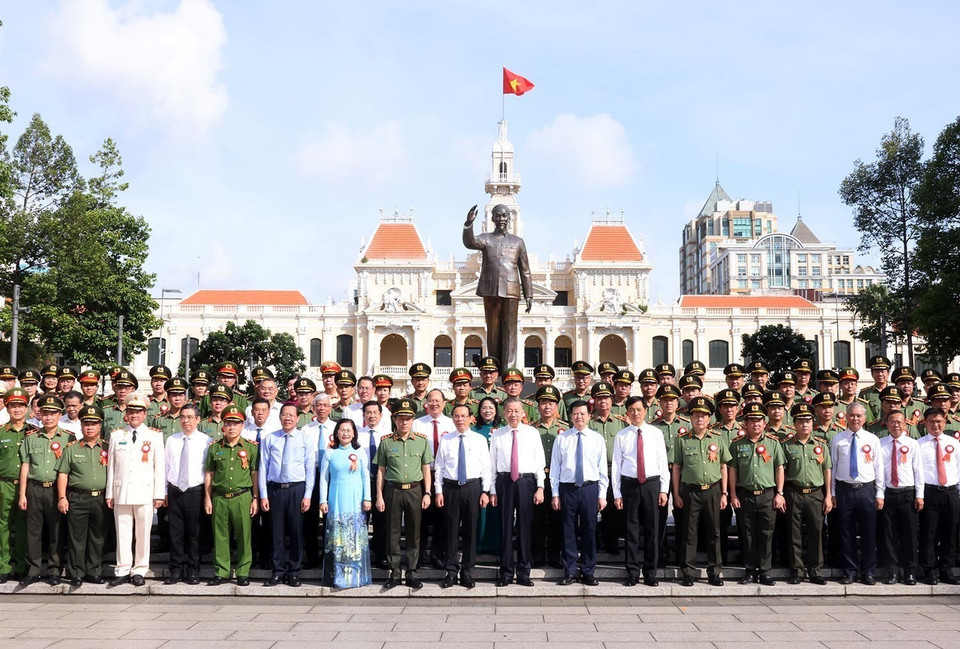 Tổng Bí thư, Chủ tịch nước Tô Lâm và các đại biểu trước Tượng đài Chủ tịch Hồ Chí Minh trên Đường Nguyễn Huệ. (Ảnh: Lâm Khánh/TTXVN)