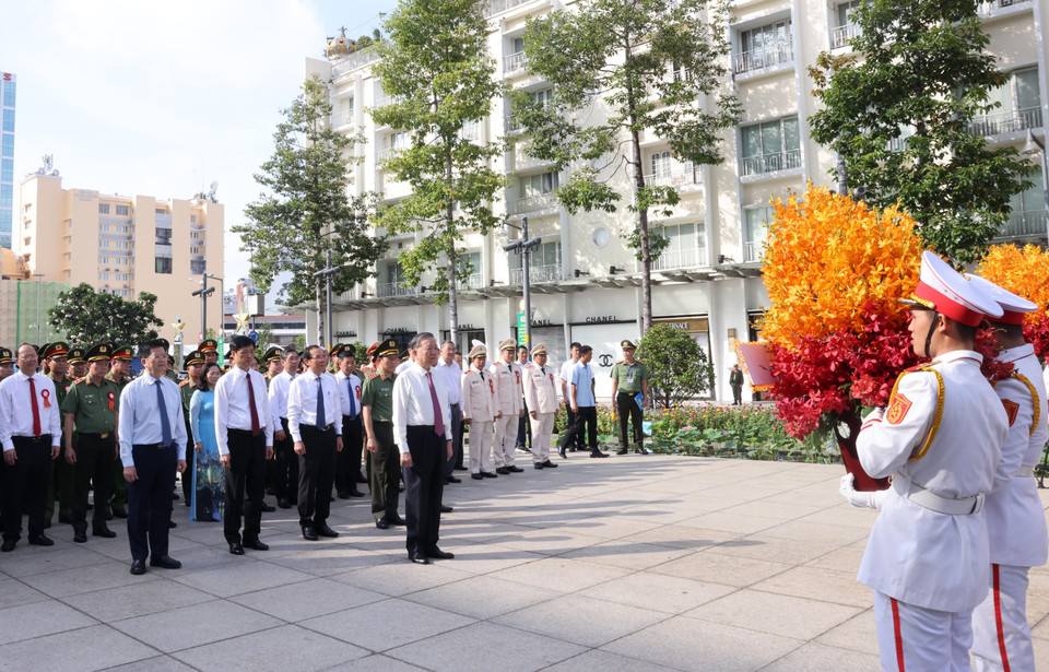 Tổng Bí thư, Chủ tịch nước Tô Lâm và các đại biểu dâng hoa tưởng niệm trước Tượng đài Chủ tịch Hồ Chí Minh trên đường Nguyễn Huệ. (Ảnh: Lâm Khánh/TTXVN)