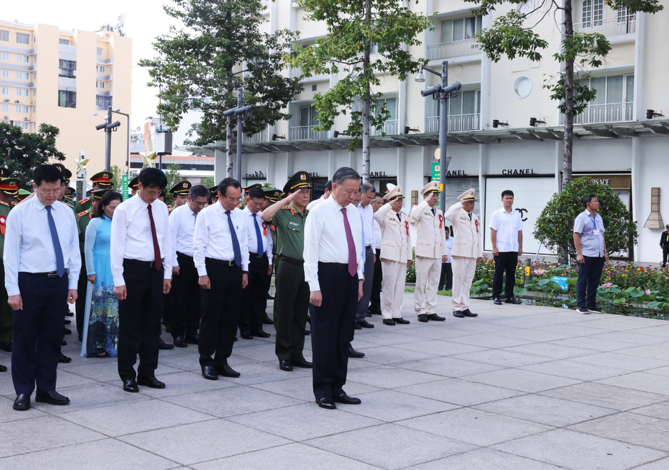 Tổng Bí thư, Chủ tịch nước Tô Lâm và các đại biểu dâng hoa tưởng niệm trước Tượng đài Chủ tịch Hồ Chí Minh trên đường Nguyễn Huệ. (Ảnh: Lâm Khánh/TTXVN)