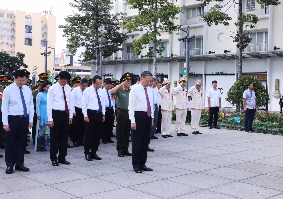 Tổng Bí thư, Chủ tịch nước Tô Lâm và các đại biểu dâng hoa tưởng niệm trước Tượng đài Chủ tịch Hồ Chí Minh trên đường Nguyễn Huệ. (Ảnh: Lâm Khánh/TTXVN)