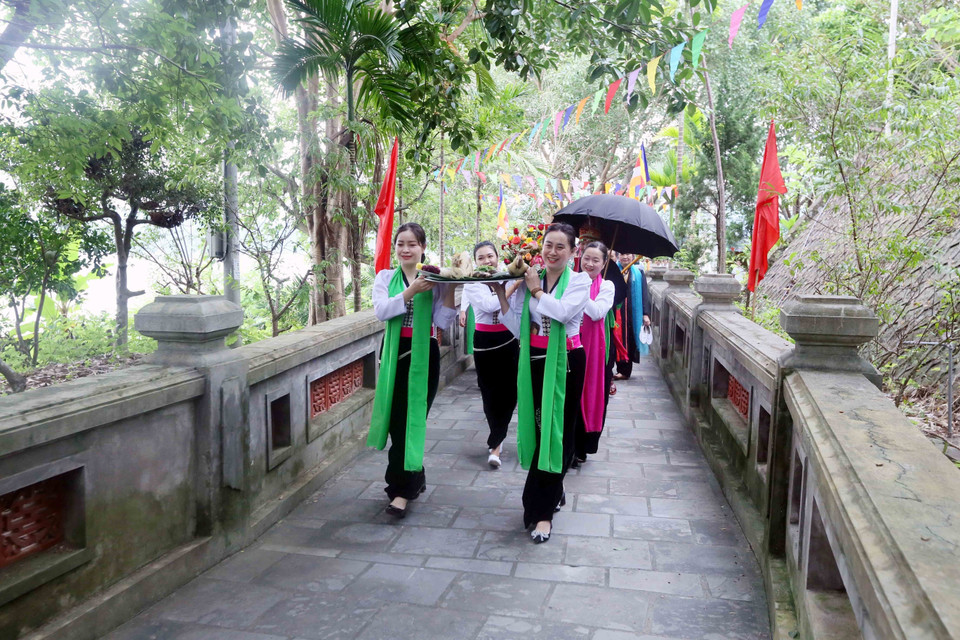 Nghi thức dâng lễ vật trong Tết Xíp xí của người Thái trắng, tại Đền Nàng Han, huyện Quỳnh Nhai, tỉnh Sơn La. (Ảnh: Quang Quyết/TTXVN)