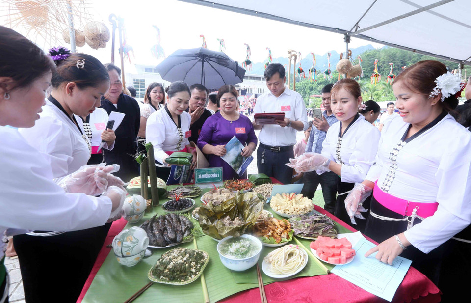 Hội thi trưng bày mâm cỗ truyền thống Tết Xíp xí của dân tộc Thái trắng ở huyện Quỳnh Nhai. (Ảnh: Quang Quyết/TTXVN)