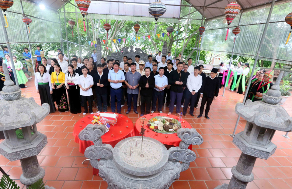 Đại biểu dâng hương tại Đền Linh Sơn Thủy Từ, huyện Quỳnh Nhai, tỉnh Sơn La. (Ảnh: Quang Quyết/TTXVN)