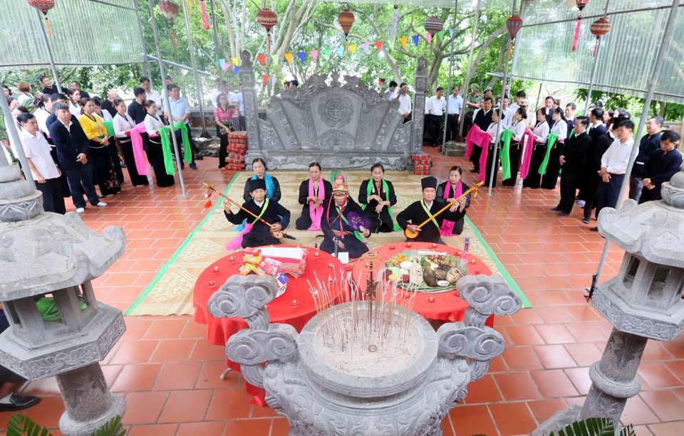 Các nghệ nhân thực hiện Nghi lễ cúng Tết Xíp xí tại Đền Linh Sơn Thủy Từ, huyện Quỳnh Nhai, tỉnh Sơn La. (Ảnh: Quang Quyết/TTXVN)