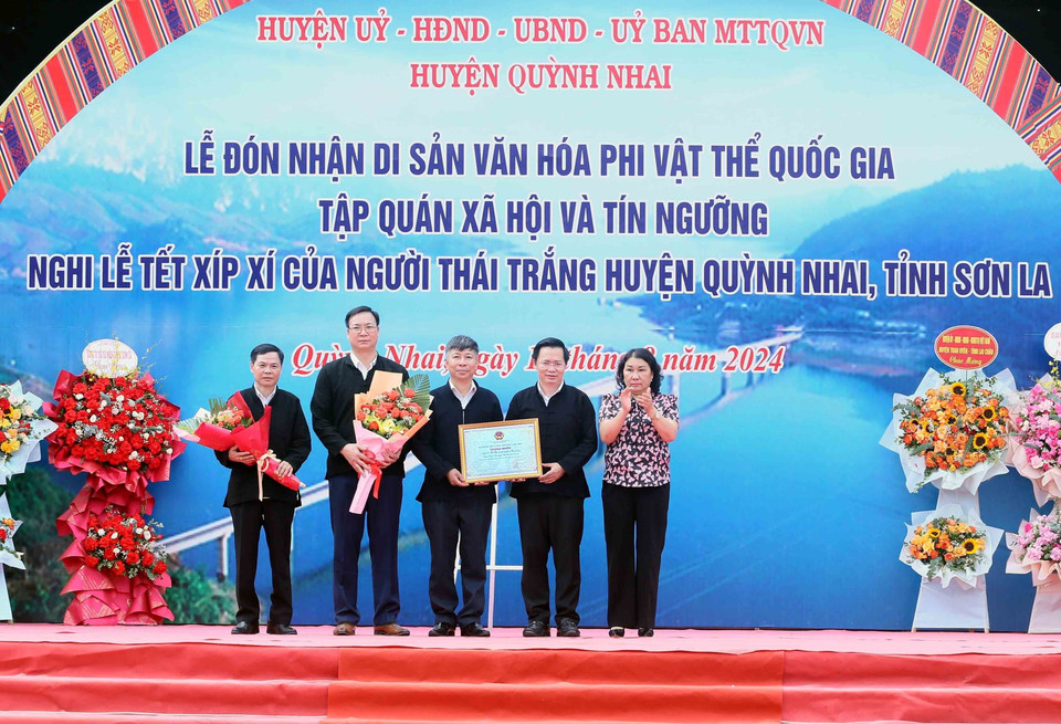 Phó Chủ tịch Thường trực Ủy ban Nhân dân tỉnh Sơn La Tráng Thị Xuân trao Chứng nhận Nghi lễ Tết Xíp xí của người Thái trắng là Di sản Văn hóa phi vật thể Quốc gia cho lãnh đạo huyện Quỳnh Nhai. (Ảnh: Quang Quyết/TTXVN)