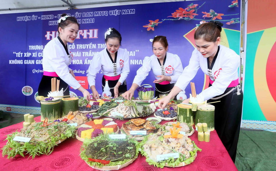 Hội thi trưng bày mâm cỗ truyền thống Tết Xíp xí của dân tộc Thái trắng ở huyện Quỳnh Nhai. (Ảnh: Quang Quyết/TTXVN)