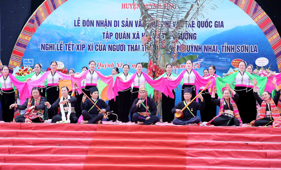 Các nghệ nhân trình diễn tiết mục văn hóa, văn nghệ đặc sắc tại buổi lễ. (Ảnh: Quang Quyết/TTXVN)