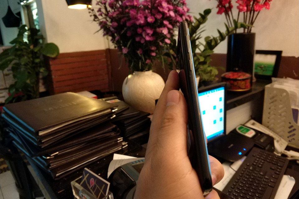 Nút nguồn và âm lượng. (Ảnh: T.H/Vietnam+)