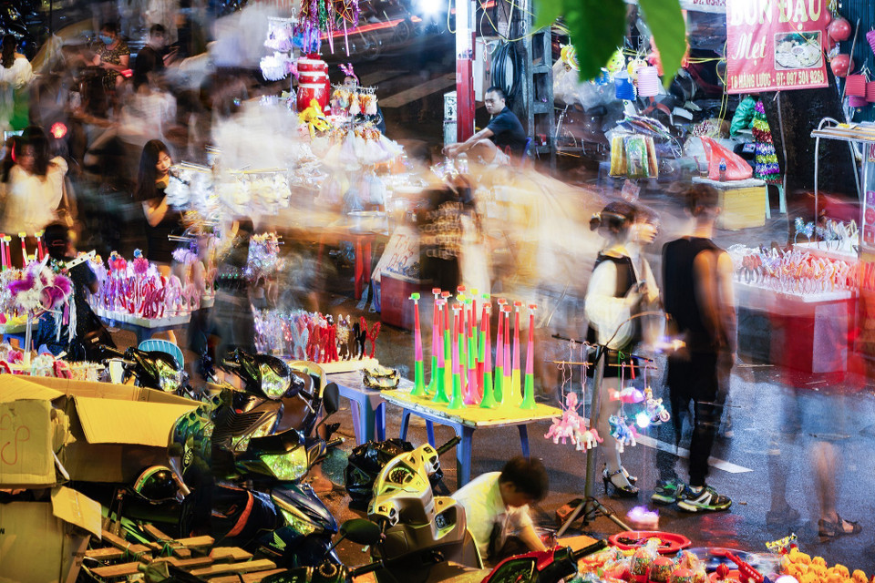 Những gian hàng Trung thu trên phố Hàng Mã trong đêm Rằm. (Ảnh: Minh Công/TTXVN)