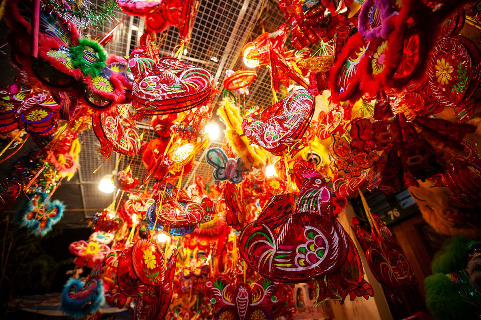 Những chiếc đèn lồng đầy màu sắc tạo nên góc phố lung linh đêm Rằm Trung thu. (Ảnh: Minh Công/TTXVN)