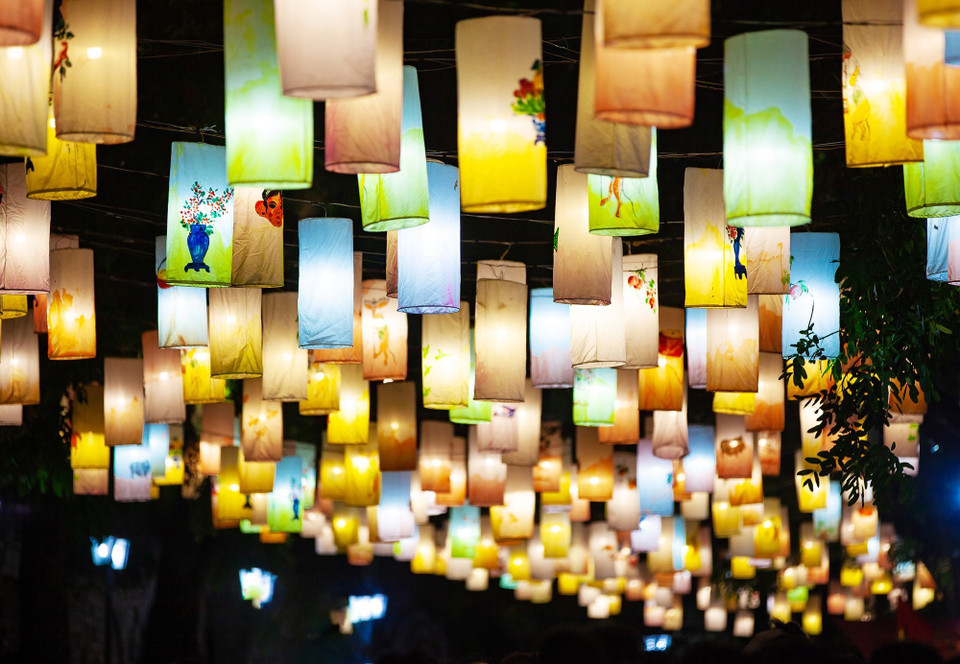 Phố Phùng Hưng được trang trí rực rỡ bởi hàng nghìn chiếc đèn lồng, thu hút người dân đến vui chơi. (Ảnh: Minh Công/TTXVN)