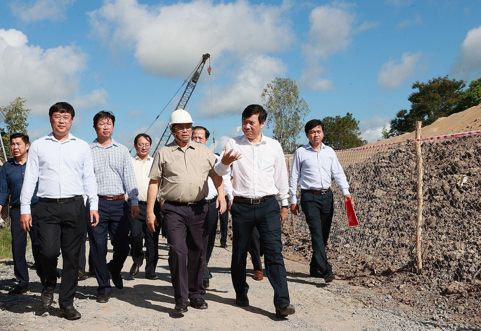 Sáng cùng ngày, tại Đồng Tháp, Thủ tướng Phạm Minh Chính đến kiểm tra tiến độ thi công một số dự án giao thông trọng điểm tại tỉnh Đồng Tháp. (Ảnh: Dương Giang/TTXVN).