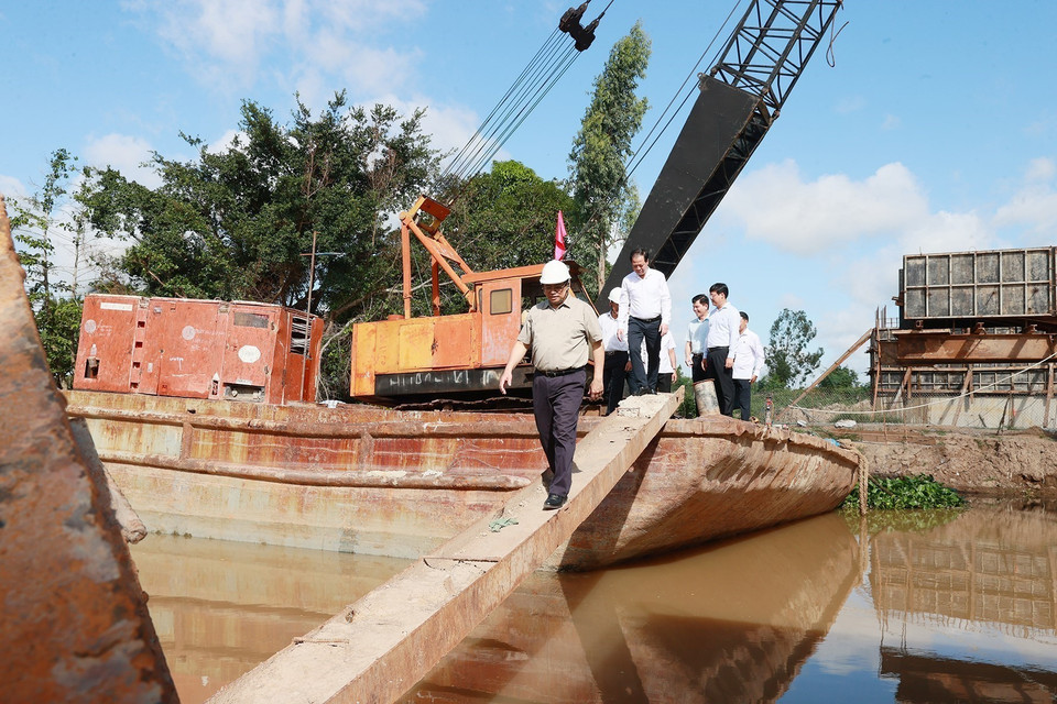 Thủ tướng Phạm Minh Chính kiểm tra Dự án nâng cấp Quốc lộ 30 đoạn Cao Lãnh-Hồng Ngự. (Ảnh: Dương Giang/TTXVN)
