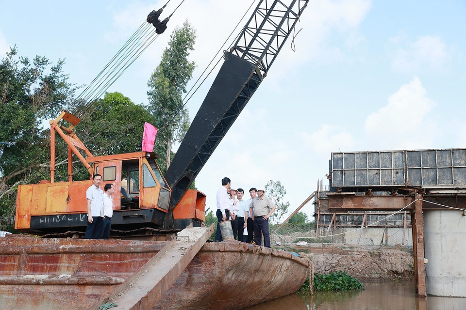 Hình ảnh Thủ tướng Phạm Minh Chính kiểm tra Dự án nâng cấp Quốc lộ 30 đoạn Cao Lãnh-Hồng Ngự. (Ảnh: Dương Giang/TTXVN)