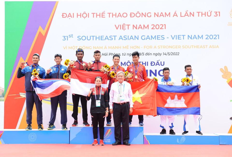 Ban tổ chức trao huy chương Vàng cho vận động viên Sulflanto và Memo đội tuyển Indonesia, huy chương Bạc cho vận động viên Chanin Penthongdee và Prem Nampratueng đội tuyển Thái Lan và vận động viên Nguyễn Văn Hiếu, Nguyễn Văn Hà đội tuyển Việt Nam nội dung đôi nam hạng nặng chèo đôi (M2X). (Ảnh: Minh Đức/TTXVN)