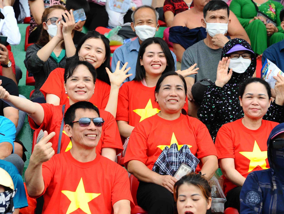 Cổ động viên Việt Nam cổ vũ cho các đội đua. (Ảnh: Minh Đức/TTXVN)