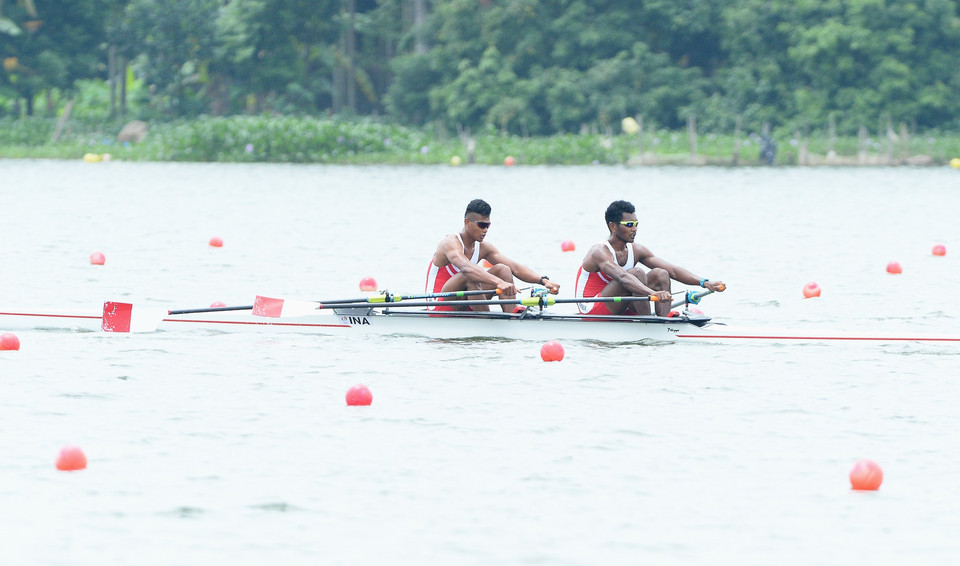 Cặp vận động viên Sulflanto và Memo của Indonesia về đích, đoạt huy chương Vàng nội dung thuyền đôi nam hạng nặng chèo đôi (M2X). (Ảnh: Minh Đức/TTXVN)