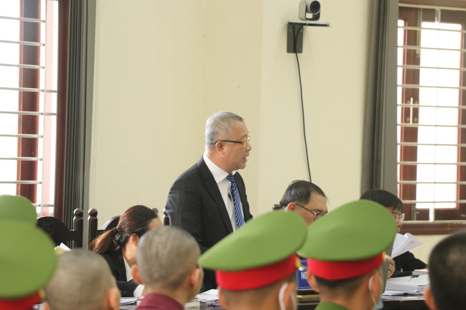 Luật sư bào chữa của bị cáo nêu ý kiến tại phiên xét xử. (Ảnh: Bùi Giang/TTXVN)