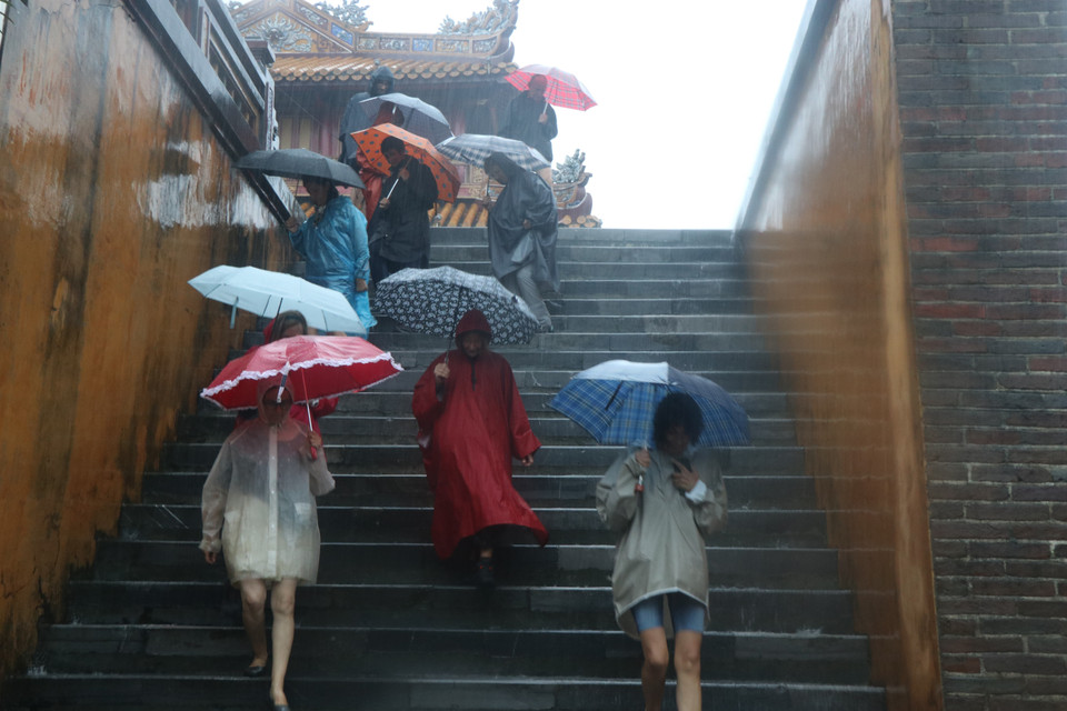 Mùa mưa ở ThừaThiên-Huế thường bắt đầu vào tháng 10 với những đợt mưa kéo dài liên tục trong nhiều ngày, thậm chí đã đi vào thi ca. (Ảnh: Đỗ Trưởng/TTXVN)