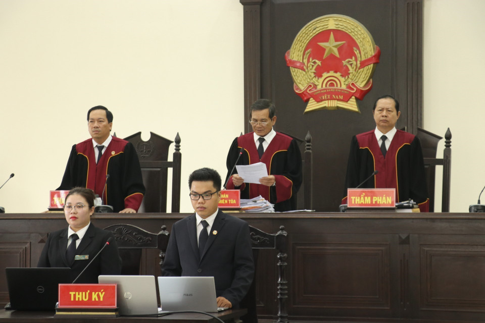 Hội đồng xét xử thực hiện các thủ tục tại phiên tòa. (Ảnh: Bùi Giang/TTXVN)