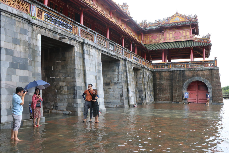 Đối với nhiều du khách đây cũng là khoảng thời gian thú vị để lắng mình dạo bước ngắm nhìn Cố đô Huế trong mưa, để cảm nhận sâu hơn về vùng đất Thần Kinh, nơi đóng đô của vương triều phong kiến cuối cùng của Việt Nam. (Ảnh: Đỗ Trưởng/TTXVN)