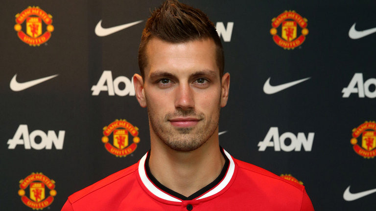 Tiền vệ đội tuyển Pháp, Morgan Schneiderlin, chuyển đến từ Southampton với giá 25 triệu bảng. Cầu thủ 25 tuổi này đã ký hợp đồng 4 năm với United, kèm điều khoản gia hạn thêm 1 năm. 