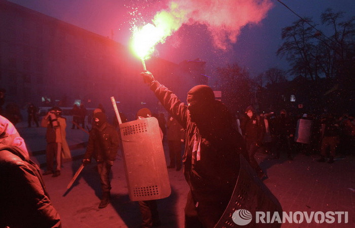 Những tấm khiên chuyên dụng của cảnh sát đã rơi vào tay những kẻ biểu tình quá khích.