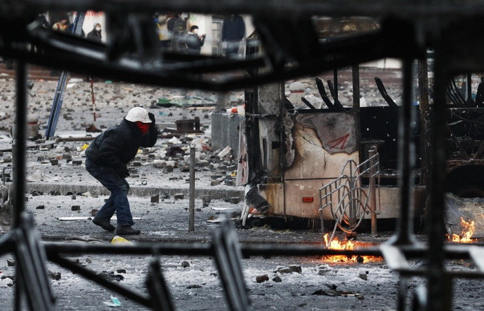 Những chiếc xe buýt của cảnh sát bị đốt phá đã trở thành nơi ẩn nấp của những kẻ gây bạo động.