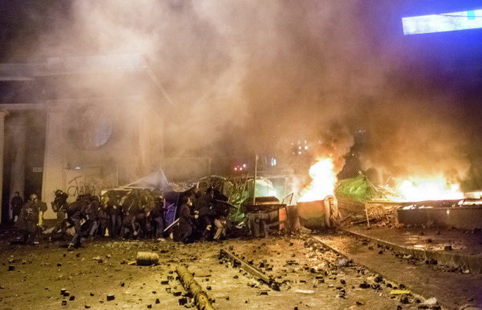 Những vật liệu xây dựng ở công trường gần sân vận động Dinamo được người biểu tình tập hợp lại thành một lô cốt ngay giữa đường.