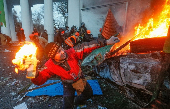 Người biểu tình ném chai xăng.