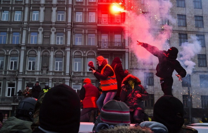 Pháo sáng cũng được người biểu tình dùng đến.