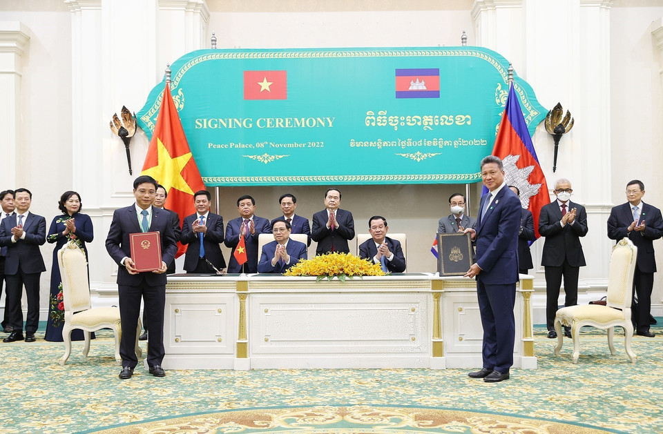 Thủ tướng Phạm Minh Chính và Thủ tướng Campuchia Samdech Techo Hun Sen chứng kiến lễ ký Bản ghi nhớ về loại và số lượng xe thương mại đối với việc thực hiện Hiệp định và Nghị định thư giữa Chính phủ nước CHXHCN Việt Nam và Chính phủ Vương quốc Campuchia về vận tải đường bộ. (Ảnh: Dương Giang/TTXVN)