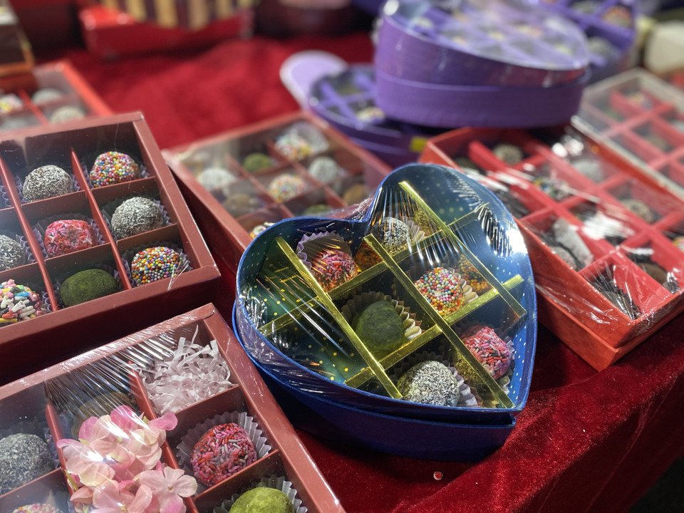 Giá của một hộp chocolate handmade dao động từ 150.000-300.000 đồng/ hộp kèm thiệp và túi giấy. Cụ thể, tại cửa hàng lưu niệm ở Tôn Thất Tùng, chocolate hộp vuông 9 viên có giá khoảng 150.000 đồng và hộp 15 viên có giá 250.000-300.000 đồng/hộp. (Ảnh: Thảo Nguyên/Vietnam+)