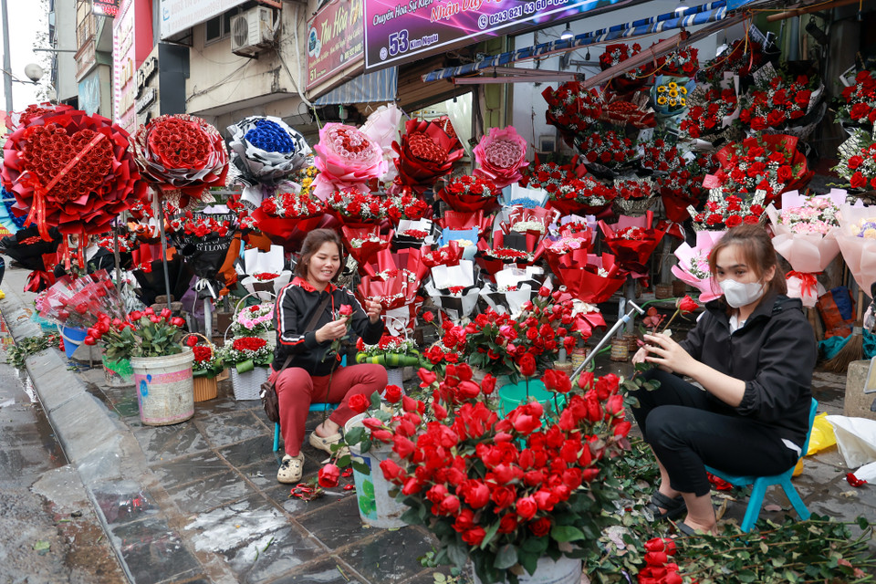 Theo ghi nhận tại một số cửa hàng, thị trường hoa tươi phục vụ cho ngày Lễ Tình nhân năm nay đa dạng về màu sắc và phong phú về chủng loại. (Ảnh: Minh Hiếu/Vietnam+) 