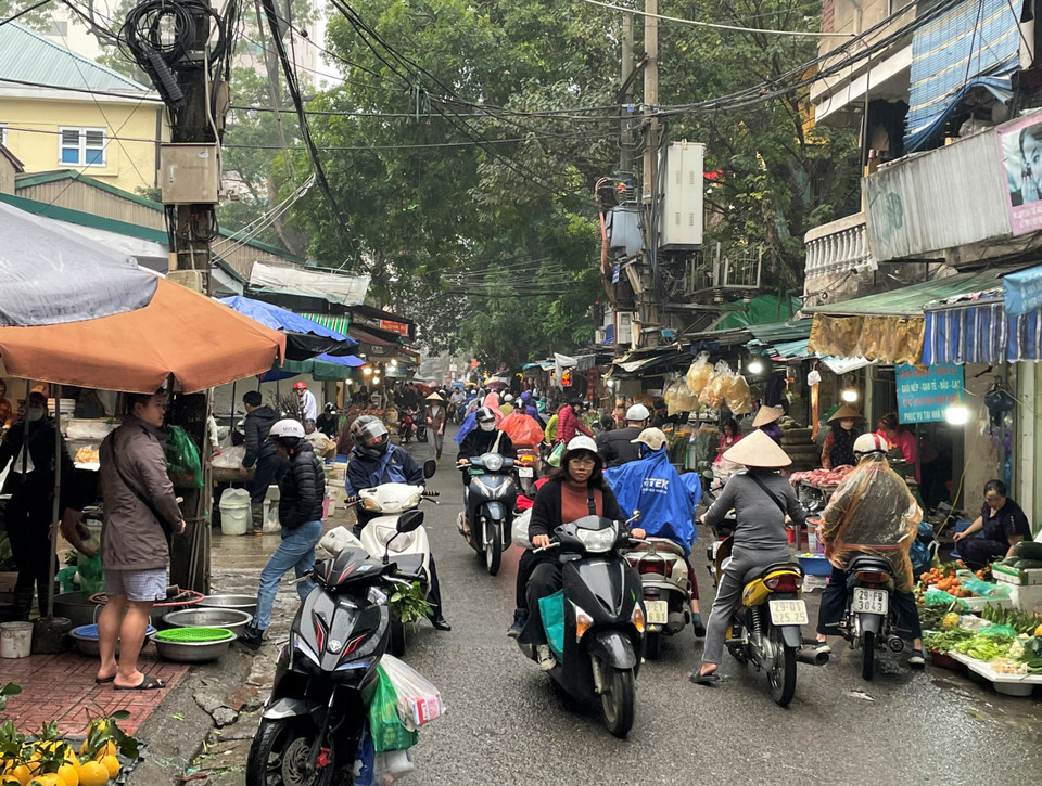 Khu vực chợ dân sinh, truyền thống như chợ Nguyễn Công Trứ (quận Hai Bà Trưng) cũng tấp nập người mua, kẻ bán trong ngày Rằm tháng Giêng. (Ảnh: Minh Hiếu/Vietnam+)