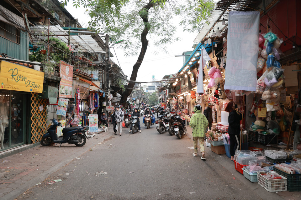 Con ngõ 1A phố Tôn Thất Tùng (quận Đống Đa) - nơi chuyên kinh doanh quà tặng trong ngày này cũng khá vắng, sức mua thấp hơn năm ngoái. (Ảnh: Minh Hiếu/Vietnam+)