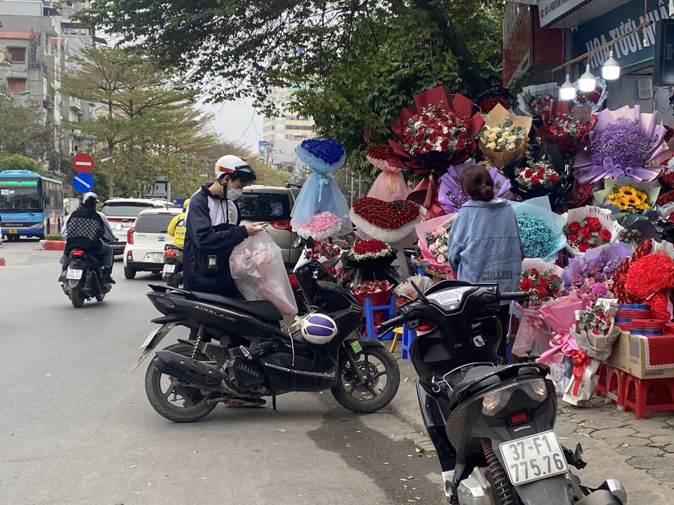 Người dân mua sắm qua trên tuyến phố Nguyễn Phong Sắc (quận Cầu Giấy). (Ảnh: Thảo Nguyên/Vietnam+)