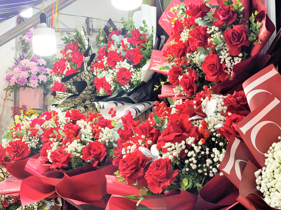 Những bó và lẵng hoa tươi cắm sẵn đa dạng phân khúc giá, từ 250.000 đồng/bó đến 1,5 triệu đồng. (Ảnh: Thảo Nguyên/Vietnam+)