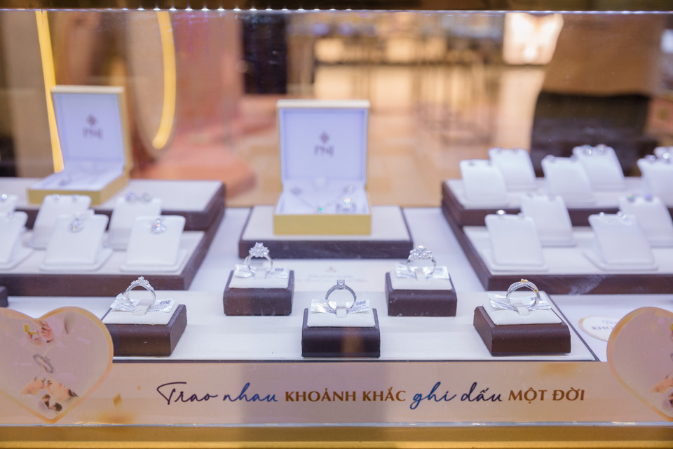 Trang sức cũng là mặt hàng được nhiều người dân tìm mua trong ngày lễ Valentine. (Ảnh: Minh Hiếu/Vietnam+)