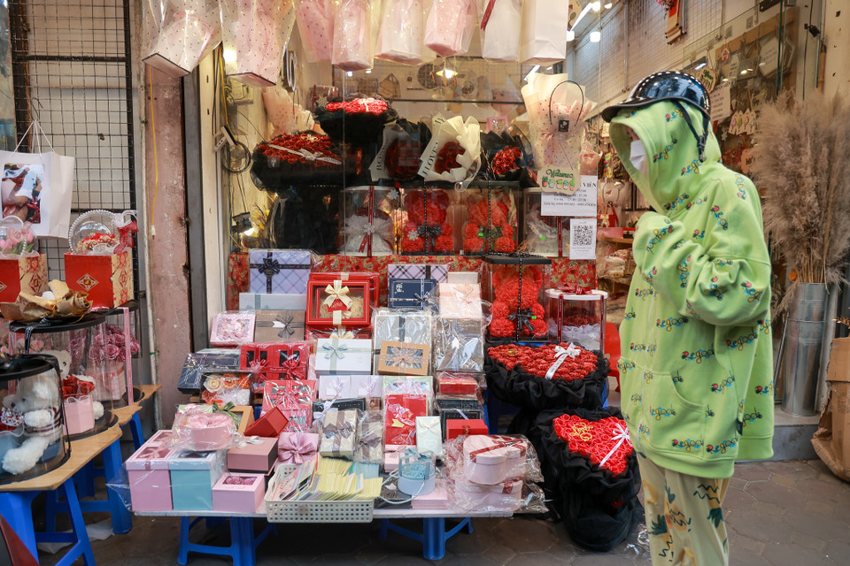 Vào những ngày này, các mặt hàng như thú bông, hoa sáp và socola… xuất hiện đa dạng những mẫu mã và kiểu dáng khác nhau giúp khách hàng có nhiều lựa chọn. (Ảnh: Minh Hiếu/Vietnam+) 