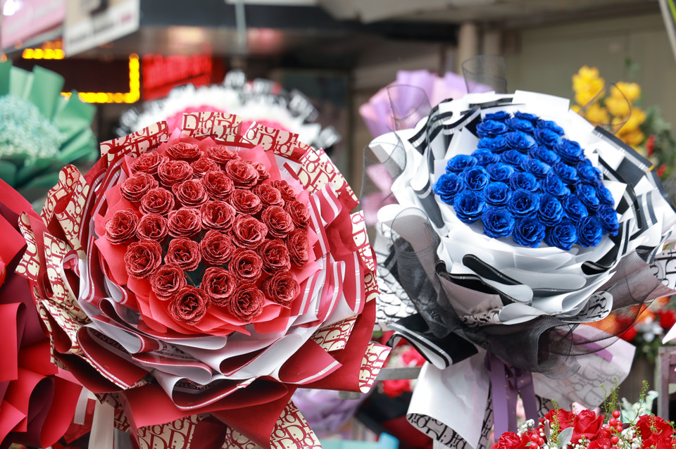 Bó hoa bằng sáp rực rỡ sắc màu cũng được nhiều người tìm mua, giá dao động từ 600 nghìn đến 1,5 triệu đồng/bó tùy kích cỡ trong ngày Valentine. (Ảnh: Minh Hiếu/Vietnam+)